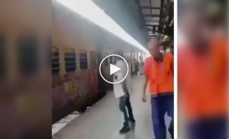 Попытка кражи через окно поезда закончилась неожиданно для злоумышленника