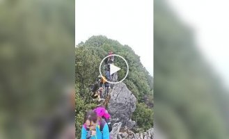 Турист чудом выжил после падения с 40-метровой скалы во время селфи