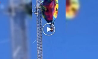В Техасе воздушный шар застрял на высоте 280 метров в башне связи
