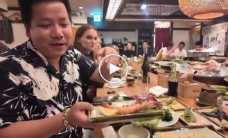 A guy didn't notice a Hollywood actress sitting next to him at a sushi bar