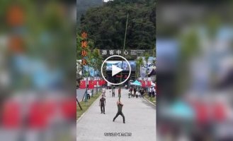 Що буде, якщо китайським акробатам дати ствол бамбука