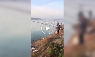 Рибалка як артилерія: незвичайна техніка берегового лову в Сіані