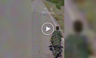 Ukrainian FPV drone catches up with a Russian occupier on a motorcycle