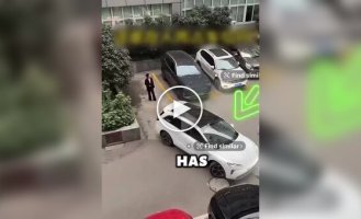 Мужчина перехитрил женщину, которая держала парковочное место для подруги