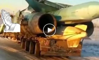 In Russia, a car carrying a Su-34 fighter for repairs flew into a ditch