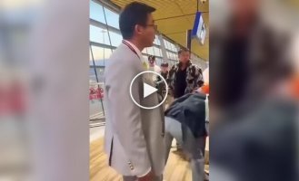 Разъяренная пассажирка «притворилась мертвой» в аэропорту из-за багажа