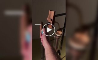 Инженерная скульптура, которая «курит» сама