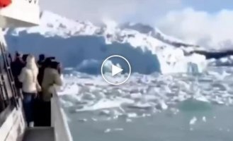 Amazing sight: an iceberg flipped over in Argentina before the eyes of tourists