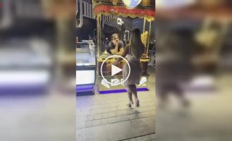 Морозиво за танець: як продавець у Дубаї став місцевою знаменитістю