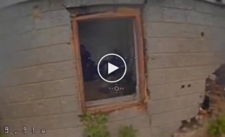 Дрон через вікно залітає до приміщення, в якому сидять четверо окупантів