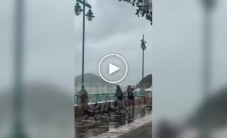 Волна обрушилась на семью, которая пренебрегла безопасностью