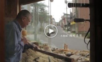 Мастер создаёт уникальную деревянную куклу