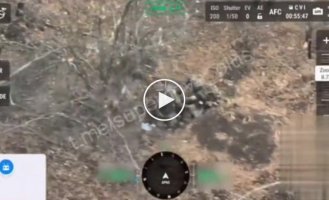 Excellent grenade throw: two Ukrainians against a group of Russians under the supervision of a Russian drone