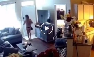 Девушка выходя из дома забыла надеть юбку