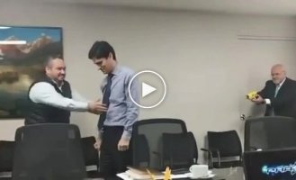 В Перу мэр решил протестировать новые электрошокеры