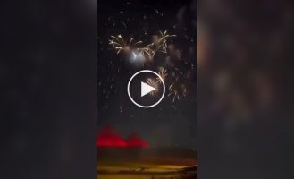 Новогодний салют над пирамидами Хеопса и над парижским Диснейлендом