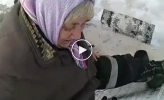 Рыбалке возраст не помеха. Бабушке 81 год, а она отдыхает на зимней рыбалке