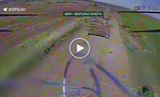 Дрон-камікадзе атакує ворожу ББМ разом із російськими піхотинцями на броні на Куп'янському напрямку.