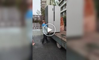 Профессиональный грузчик за работой