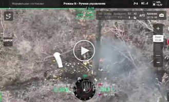 Оккупант после прилета дрона подкуривает сигарету от охваченного огнем тела своего пособника