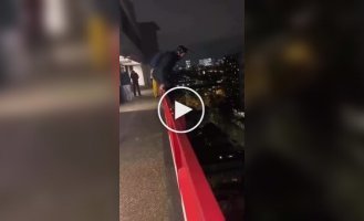 In the Netherlands, an extreme sports enthusiast performed a jump from a height of more than 50 meters in front of students