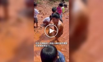 Китайський дитячий садок, в якому дітям дають побавитися в бруді