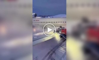 Самолет очищают от снега перед вылетом