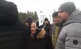 In Romny, an attempt by relatives of fallen soldiers to install flowerpots on the Walk of Fame ended in a brawl between the mayor of Stogniy and the head of the military administration, Vashchenko.