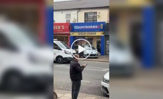 Банда в масках протаранила ломбард на машине и украла золото среди бела дня