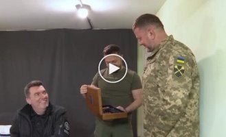 Президент України Зеленський нагородив високопоставленого українського генерала Залужного особистою зброєю