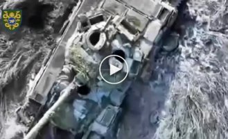 A Ukrainian drone drops grenades into the hatches of Russian T-72B tanks in the Avdeevsky direction