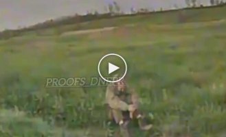Оккупант, склонив голову, неподвижно сидит и принимает удар дрона-камикадзе прямо в голову