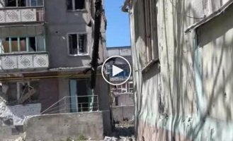 Ukrainian soldiers on the streets of Bakhmut, sounds of battle between Ukrainian and Russian troops can be heard in the background