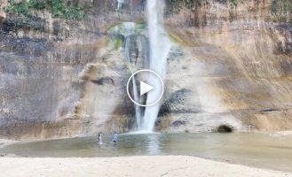 Девочки уцелели во время камнепада