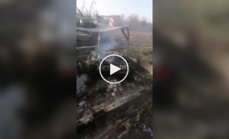 Двое оккупантов разбираются с останками ликвидированных соратников