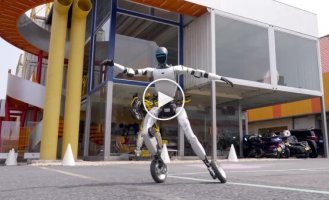 Робота научили кататься на коньках