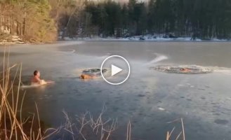 Спасение провалившихся под лед собак