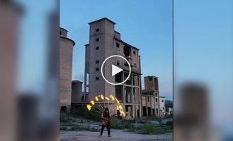 Китайский артист, который любит играть с огнем