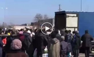 В Мариуполе в апреле оккупанты раздавали жителям города гуманитарную помощь как собакам