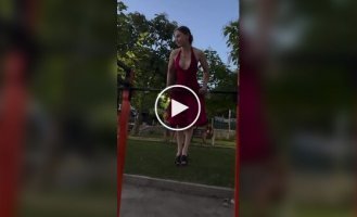 Девушка на турнике показала впечатляющую физическую форму