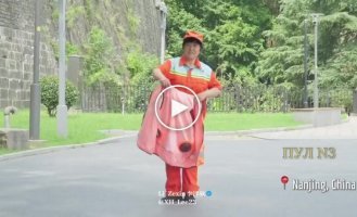В Китае коммунальщикам выдают охлаждающие жилеты