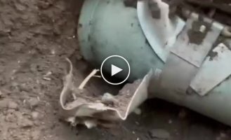 Ukrainian bomb disposal of a claimed unexploded Russian guided bomb FAB-250 with UMPC