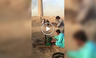 Мужчины придумали креативное развлечение из подручных материалов