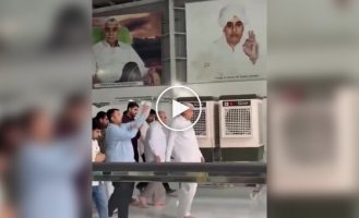 В Индии чиновник привез в храм кондиционеры только для своего визита