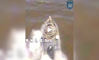 Arrival of a Ukrainian kamikaze drone on a Russian boat with a landing force in the Kherson region