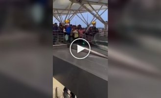 Первые попытки мигрантов освоить эскалатор в Ирландии