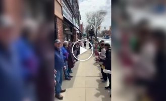 The city has become so noisy: hundreds of people form a human chain to help a bookstore