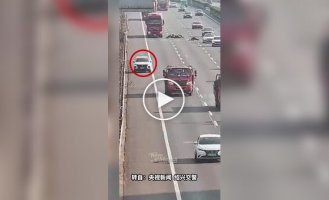 In China, a man was awarded for single-handedly removing a dangerous obstacle on a highway