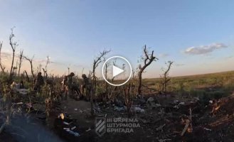 Evacuation of a wounded Ukrainian soldier under artillery fire in the Bakhmut direction