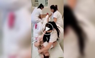 В психиатрической больнице показали тренировку медсестер по сдерживанию пациентов